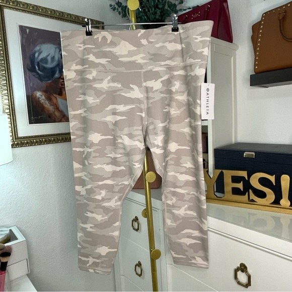 NWT Athleta Elation Camo 7/8 Tight - white/cream 3x - Picture 7 of 9